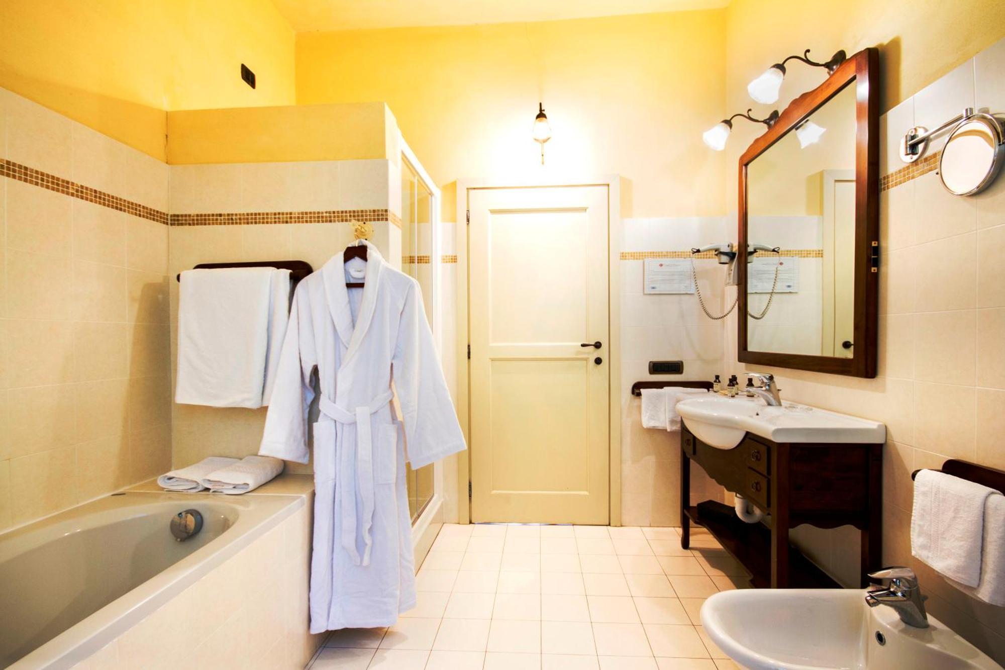 Relais Castello Di Razzano Hotel